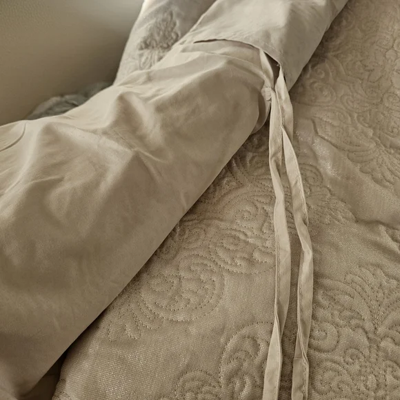 Luxe Habitat King Cream Quilt And Pillow Set - Picture 10 of 13